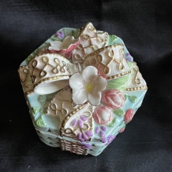 Vintage Fitz And Floyd Octagon Trinket Box W/Bow & Flowers3 1/2" Tall 4" Wide - Picture 2 of 5
